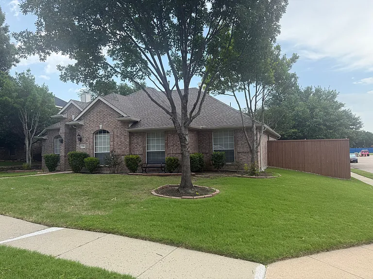 9200 Fairwood Ct — Photo 1
