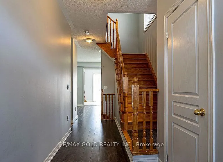 11 Vanderpool Cres #1 — Photo 4