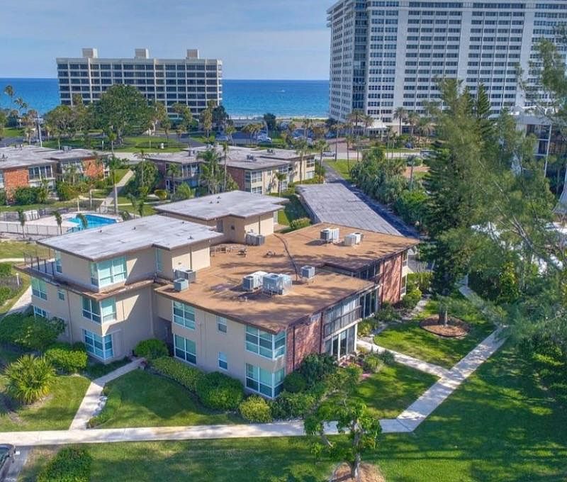 COMPLEX SHOWING LOCATION TO BEACH