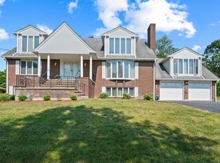 11 Berkshire Dr, Farmington, CT 06032