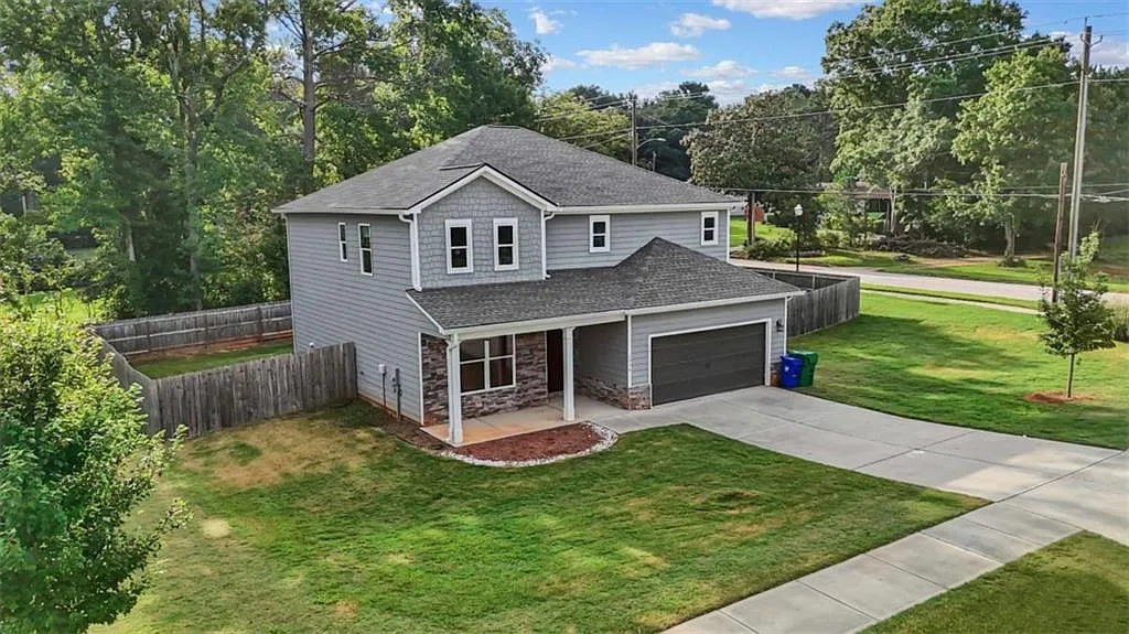 4 bed, 2.5 bath, 2258 sqft, $2,800 — Photo 2