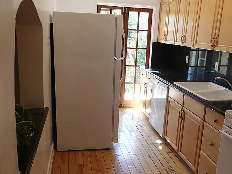 2047 Ivar Ave — Photo 5