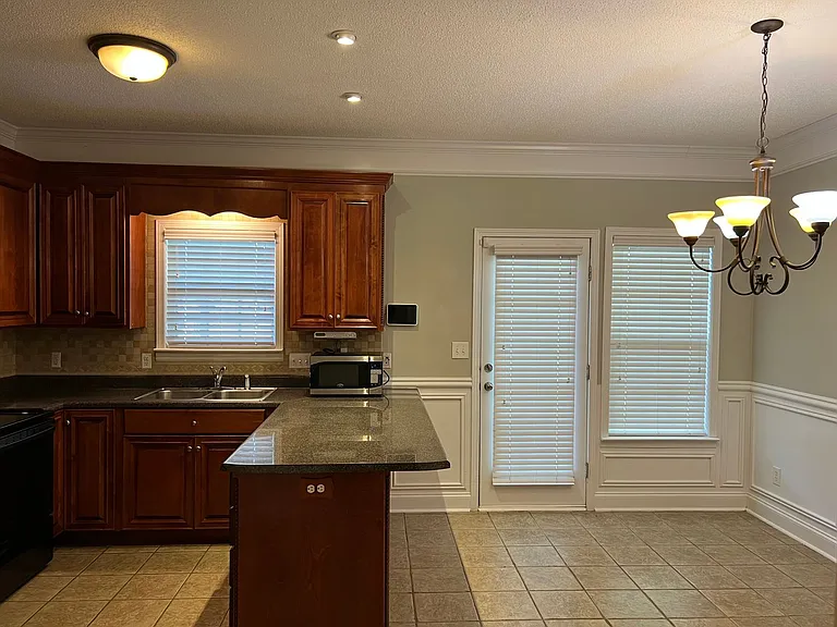 400 Manchester Ln — Photo 8