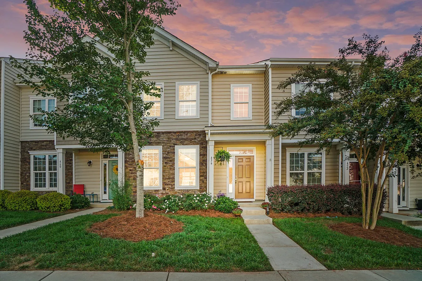 3 bed, 2.5 bath, 1490 sqft, $1,999 — Photo 1