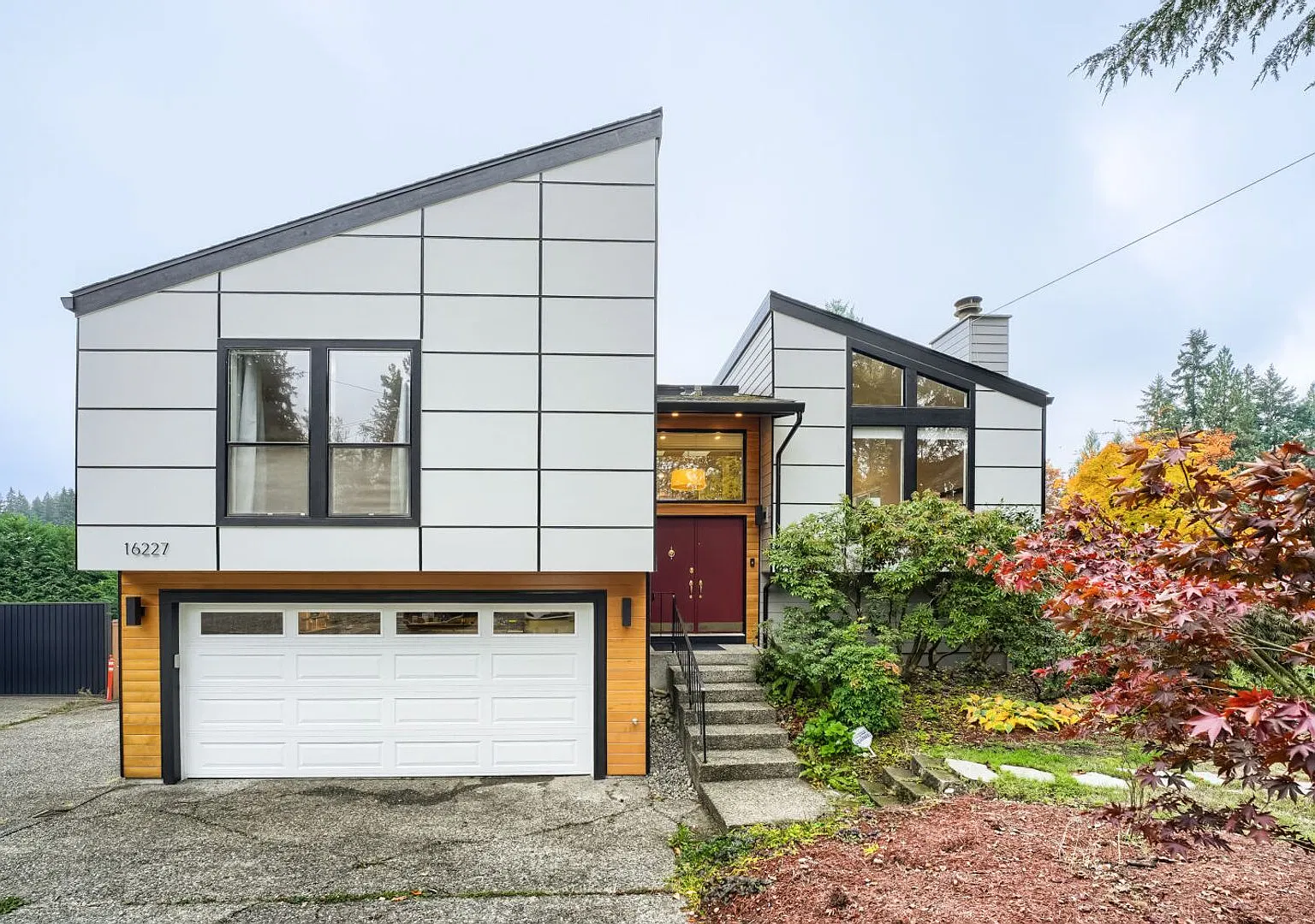 Modern 4 Bedroom Home with Large Backyard — Photo 3