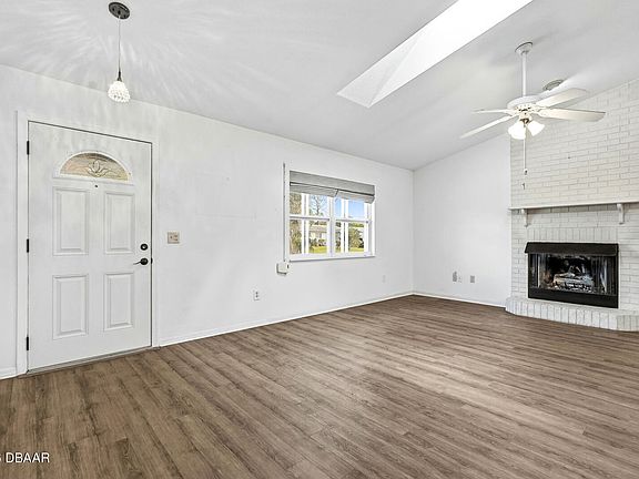 4th image of 2548 Crestwood Ave