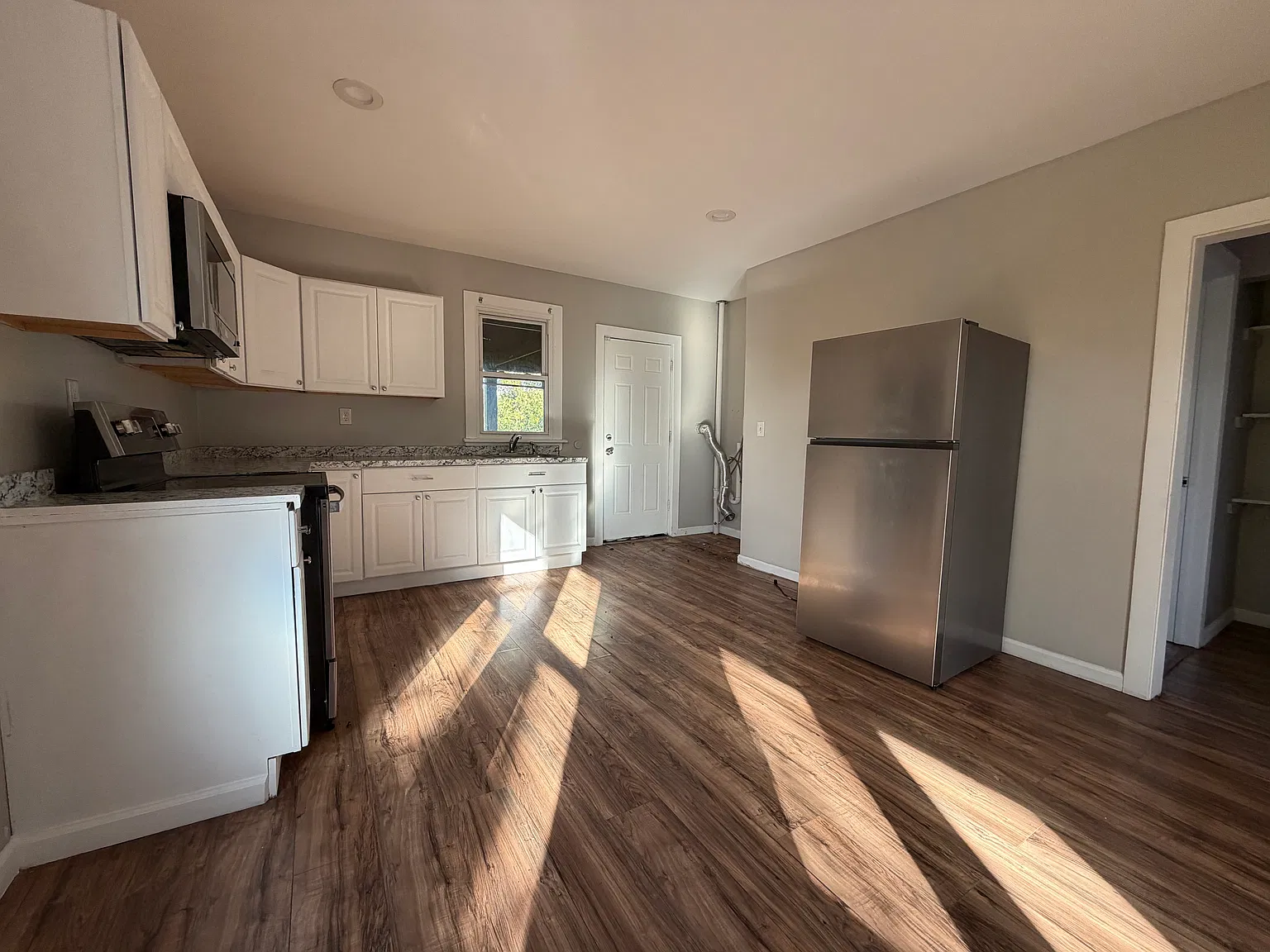 3 bed, 975 sqft, $1,795 — Photo 2