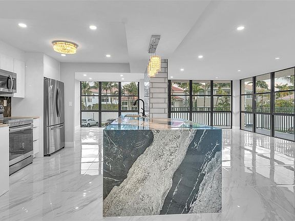 4th image of 1000 Parkview Drive #210