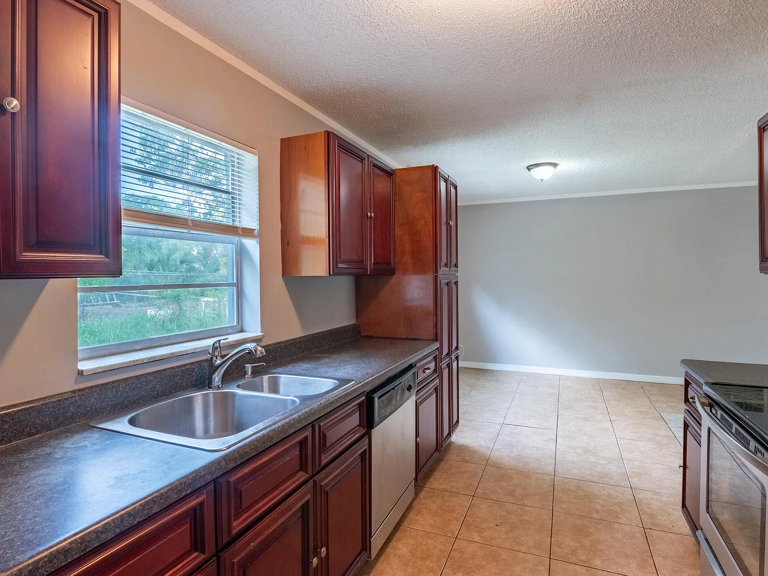 3 bed, 1.0 bath, 1296 sqft, $2,500 — Photo 3