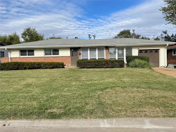 5 Flamingo Dr, Hazelwood, MO 63042