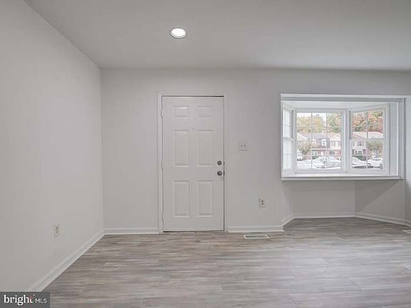 3rd image of 3532 Castle Hill Dr