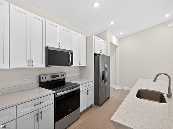 3rd image of 2537 SW 11th Place Cpe