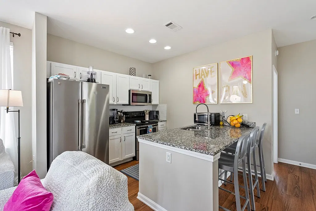 3 bed, 3.5 bath, 1311 sqft, $3,300 — Photo 2