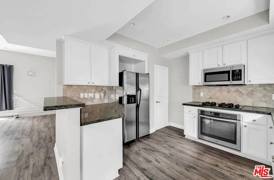 3 bed, 4.0 bath, 1838 sqft, $5,600 — Photo 3