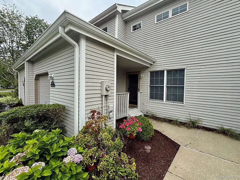 73 Sandalwood Ln — Photo 2