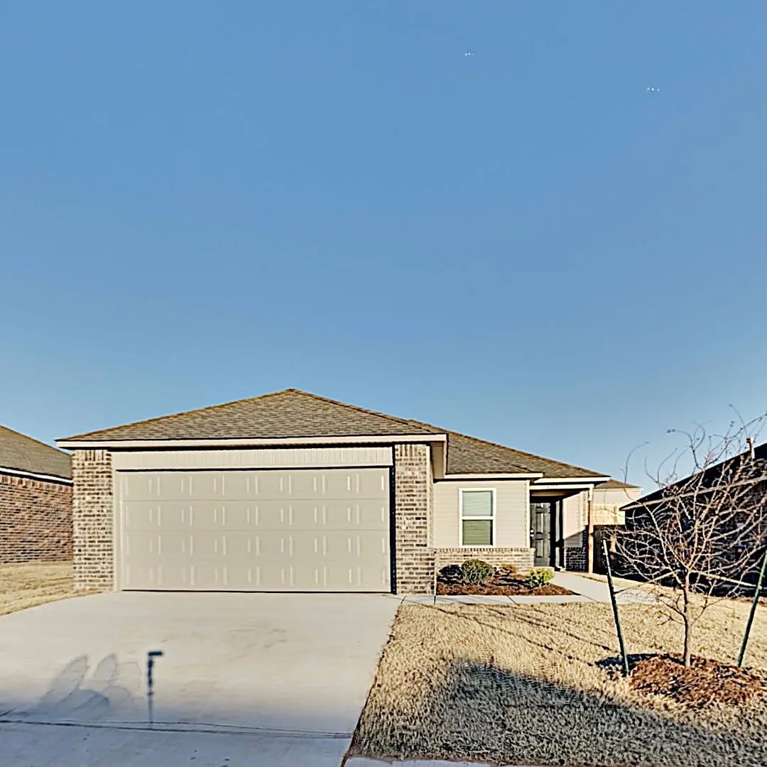Beautiful 3 Bedroom 2 Bath Home in Mustang Schools — Photo 2