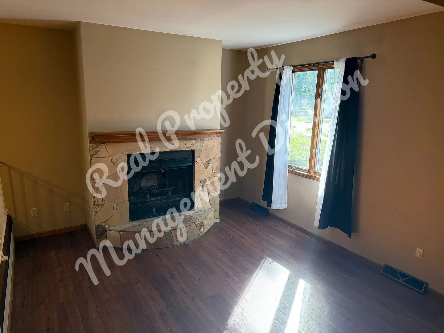 2 Bed / 1.5 Bath Near the Lake Fireplace, Garage, W/D Included — Photo 2