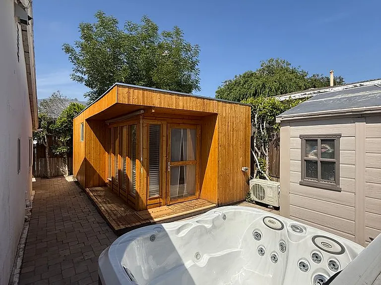 10610 Rhodesia Ave — Photo 31