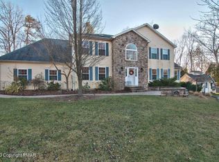 5261 Woodbridge Dr E, Bushkill, PA 18324