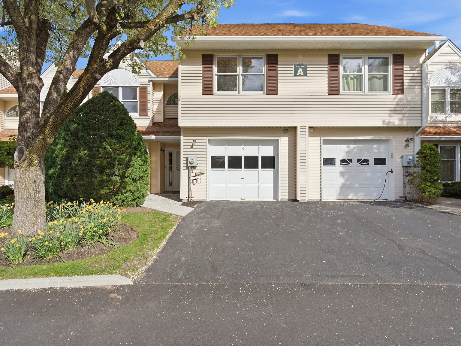 2 bed, 2.5 bath, 1817 sqft, $3,900 — Photo 2