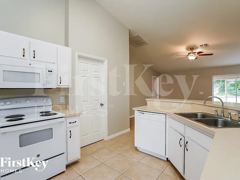 6490 Chabot Ave — Photo 7