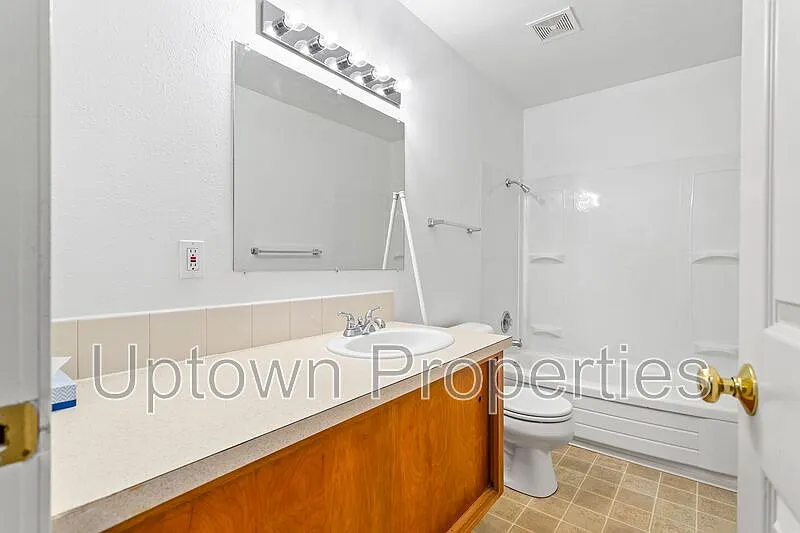 2 bed, 1.0 bath, 711 sqft, $1,395 — Photo 2