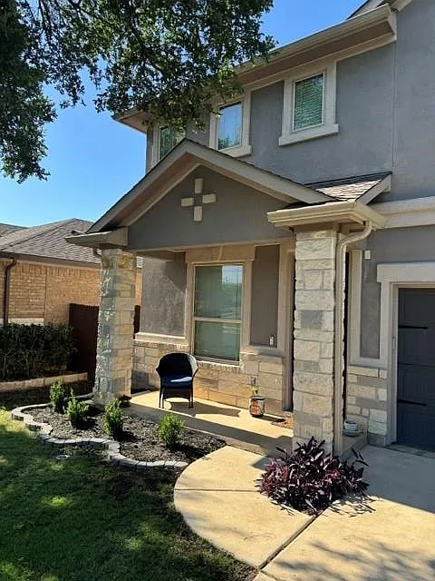 5 bed, 3.5 bath, 2813 sqft, $2,895 — Photo 2