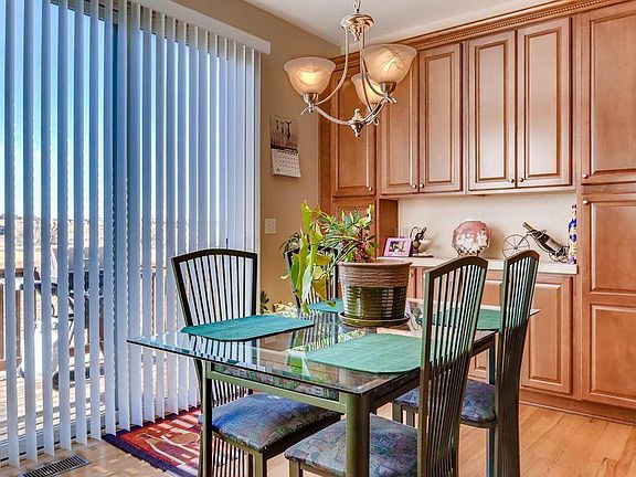 Breakfast Area & Cabinet