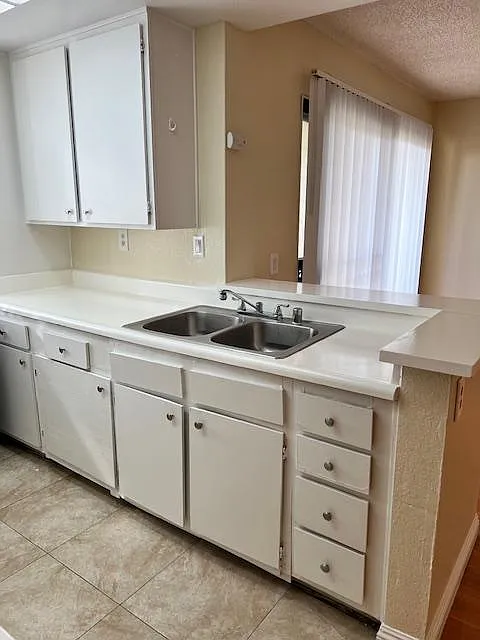 Ontario Plaza Apartment — Photo 4