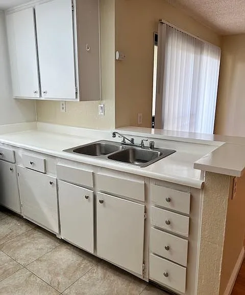 Ontario Plaza Apartment — Photo 4