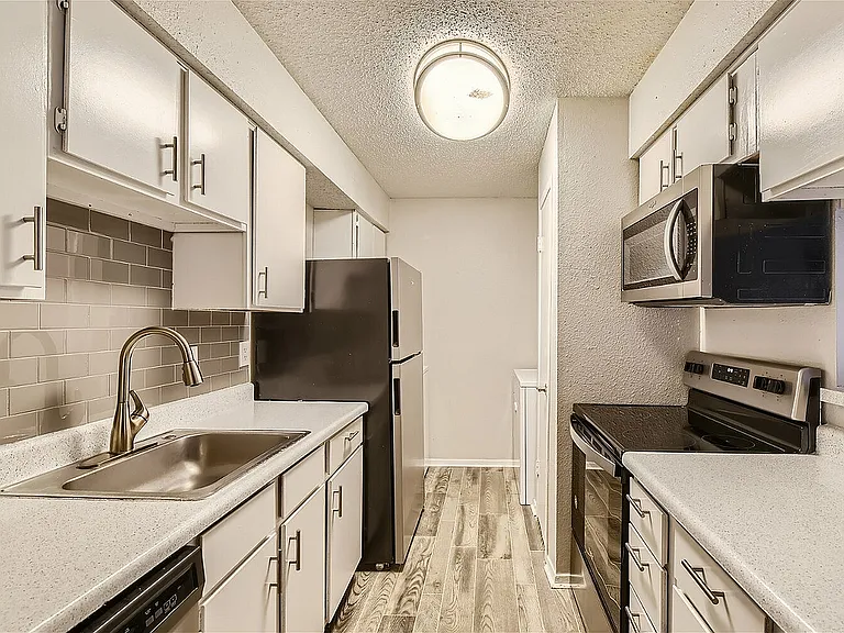 500 Tish Circle #405 - Web Quality - 005 - 09 Kitchen