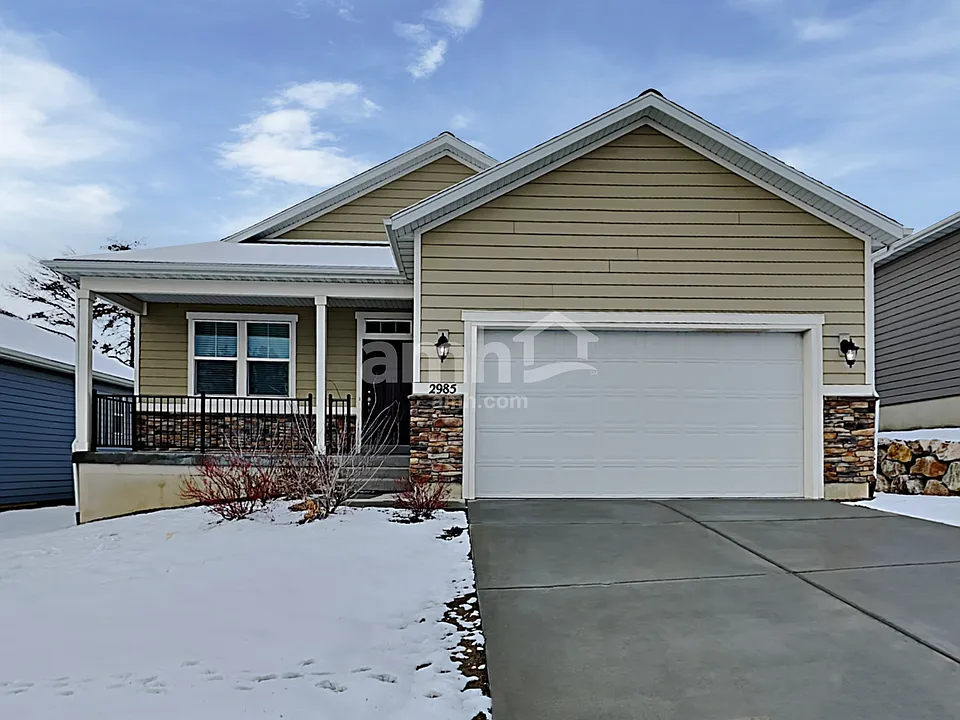 2985 E North Village Dr