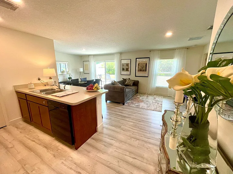 1348 SE Bayharbor St — Photo 8