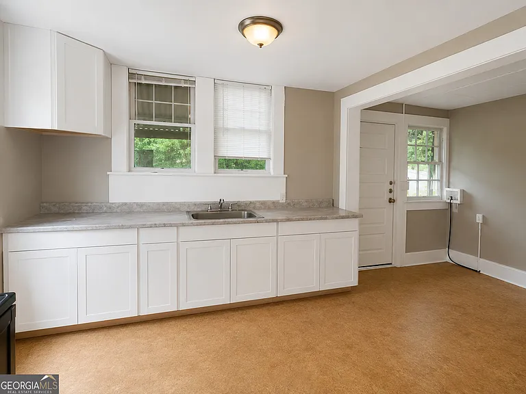 1049 Birch St — Photo 4