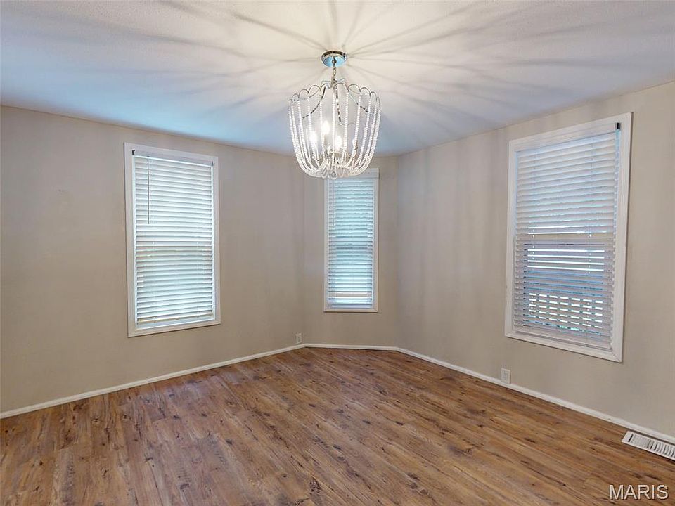 10th image of 522 Shelly St