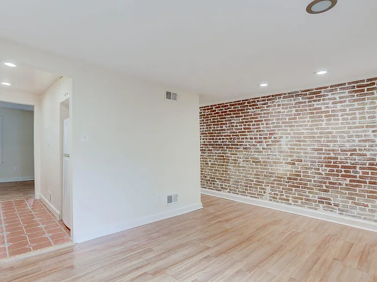 615 10th St NE #B — Photo 2