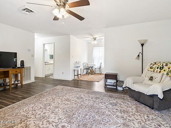 5th image of 2119 Spring Meadow Ln SE