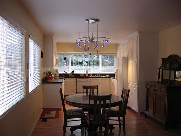 Open Kitchen /Dining 