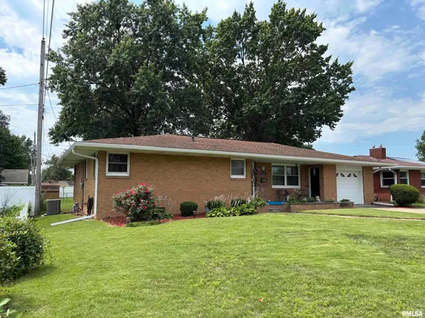 402 Sheridan Rd, Pekin, IL 61554