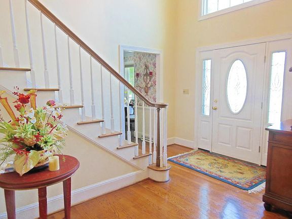 5th image of 425 Saint Johns Cir