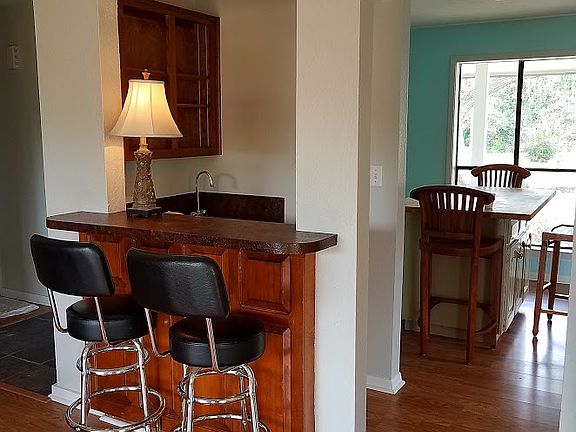 Wet bar 