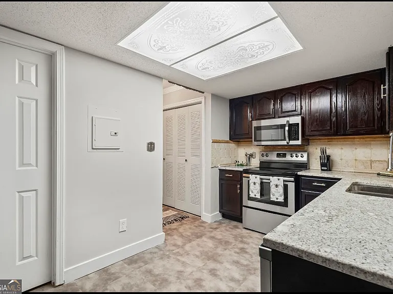81 Hampshire Ct — Photo 10