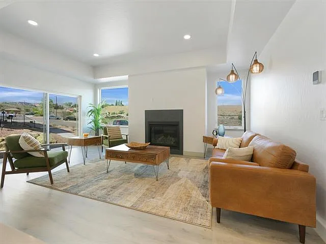 3 bed, 2493 sqft, $4,200 — Photo 3
