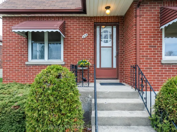 224 College Ave Floor 2, Oshawa, ON L1J 1R7