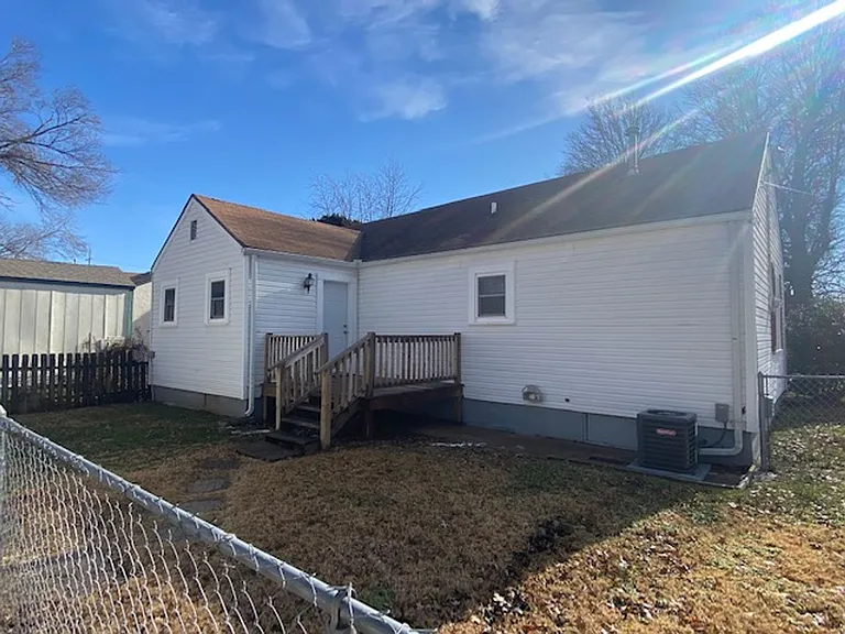 1701 E Belmont St — Photo 17