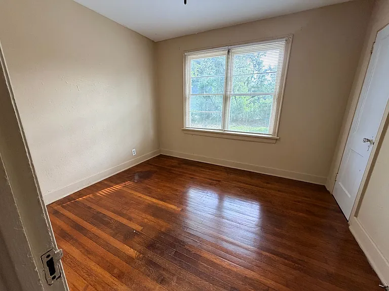 1211 N Oak St — Photo 3