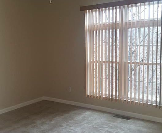 3rd image of 215 Circle Dr