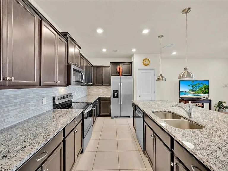 372A Pacific Ln — Photo 3