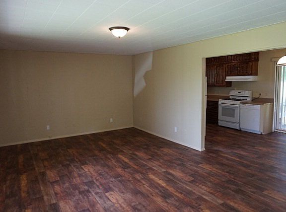 2nd image of 118 East Ln