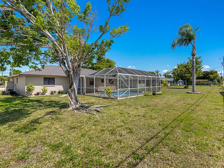 1944 Country Club Blvd — Photo 24